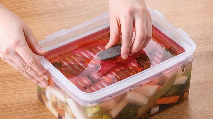 Fermentation container for kimchi inner lid press operation