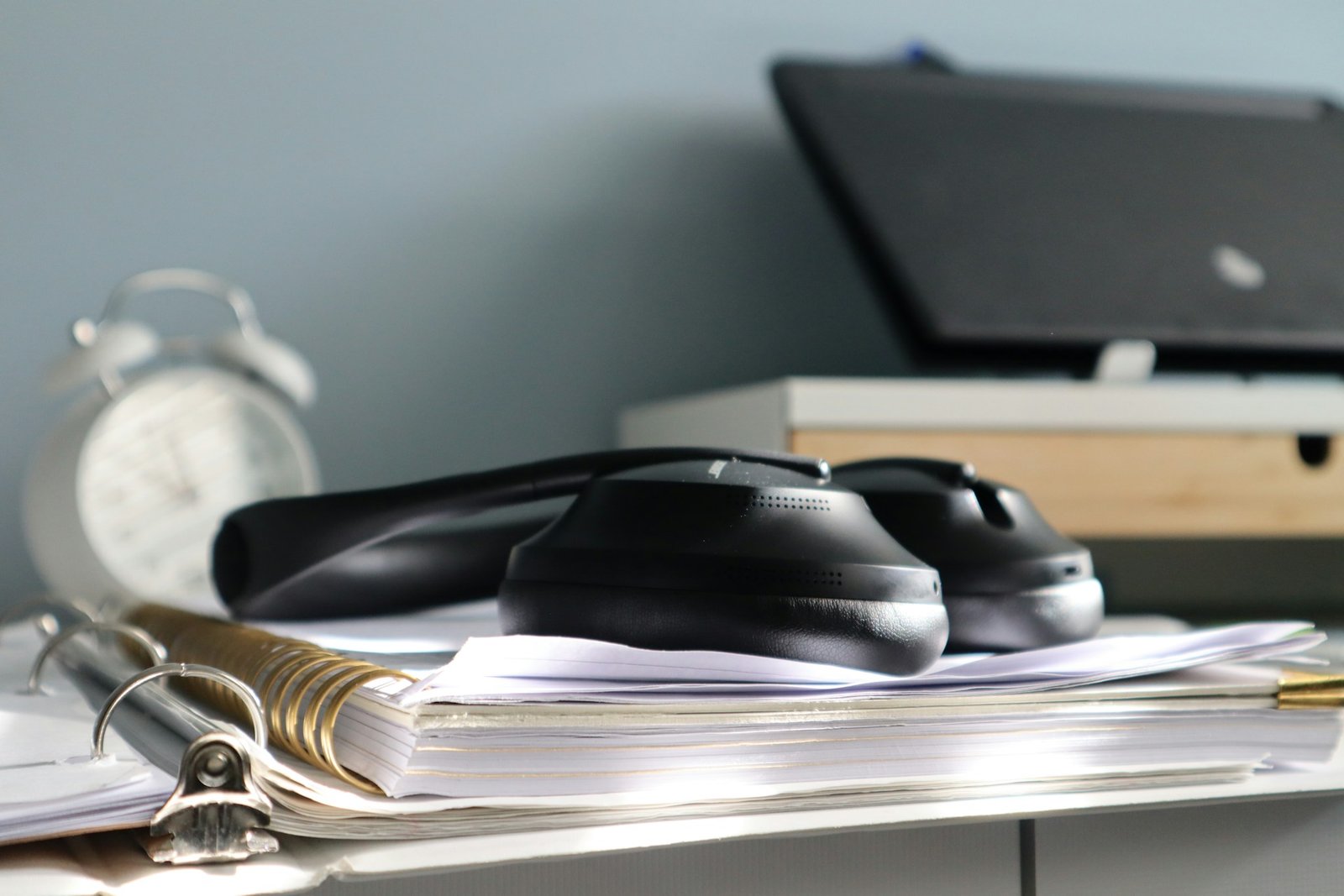 Cables and electronic accessories organized on a home office desk